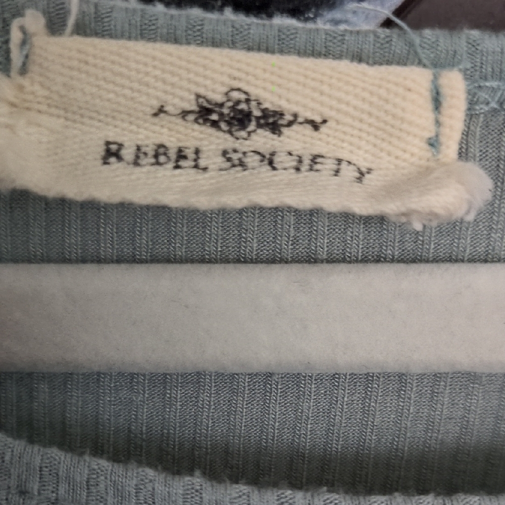 Casual Ribbed Short Sleeve Top in Sage - Picture 4 of 4